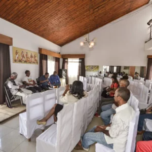 SALLE DE RÉUNION 80 PERSONNES